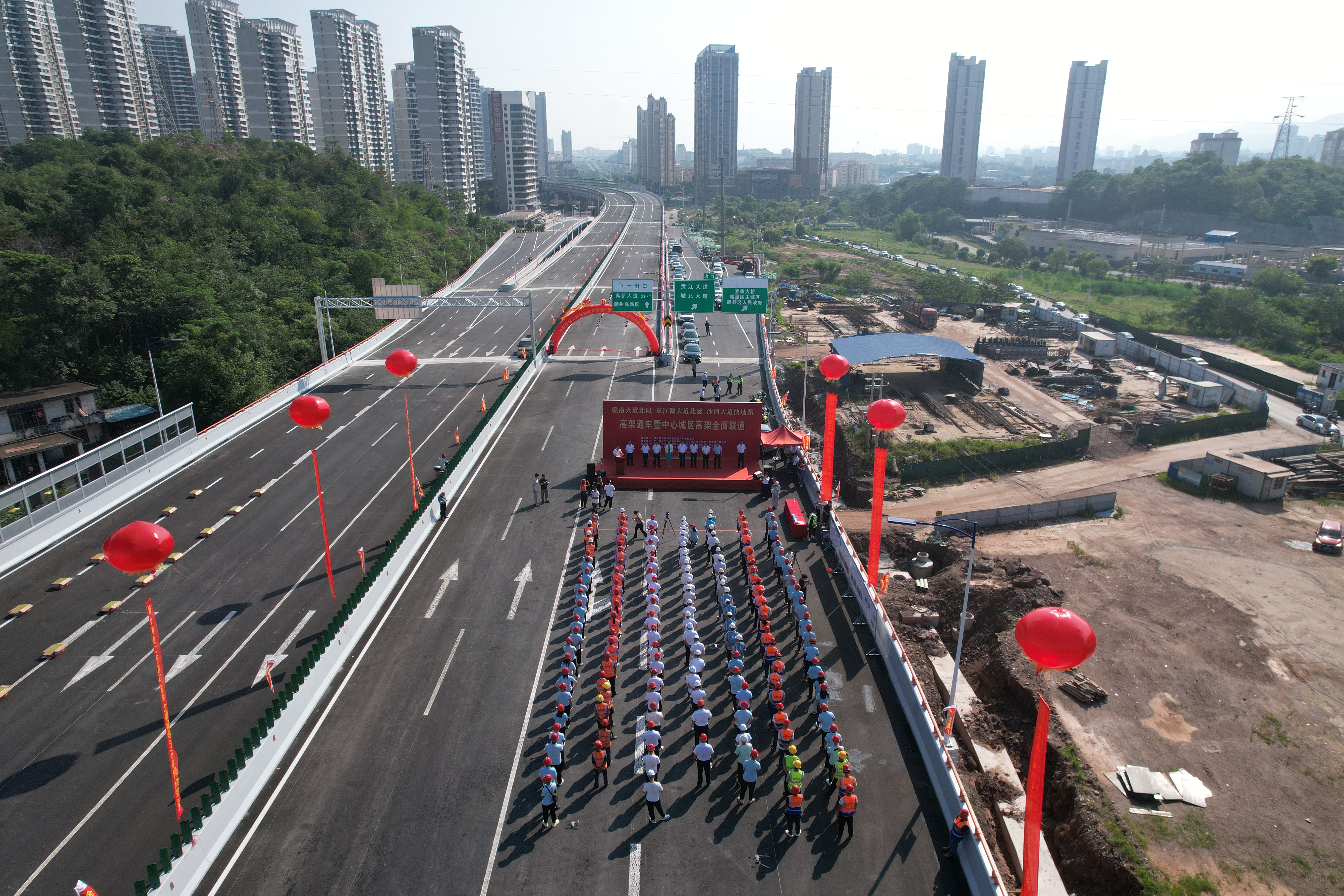 集团承建的两条快速路正式通车